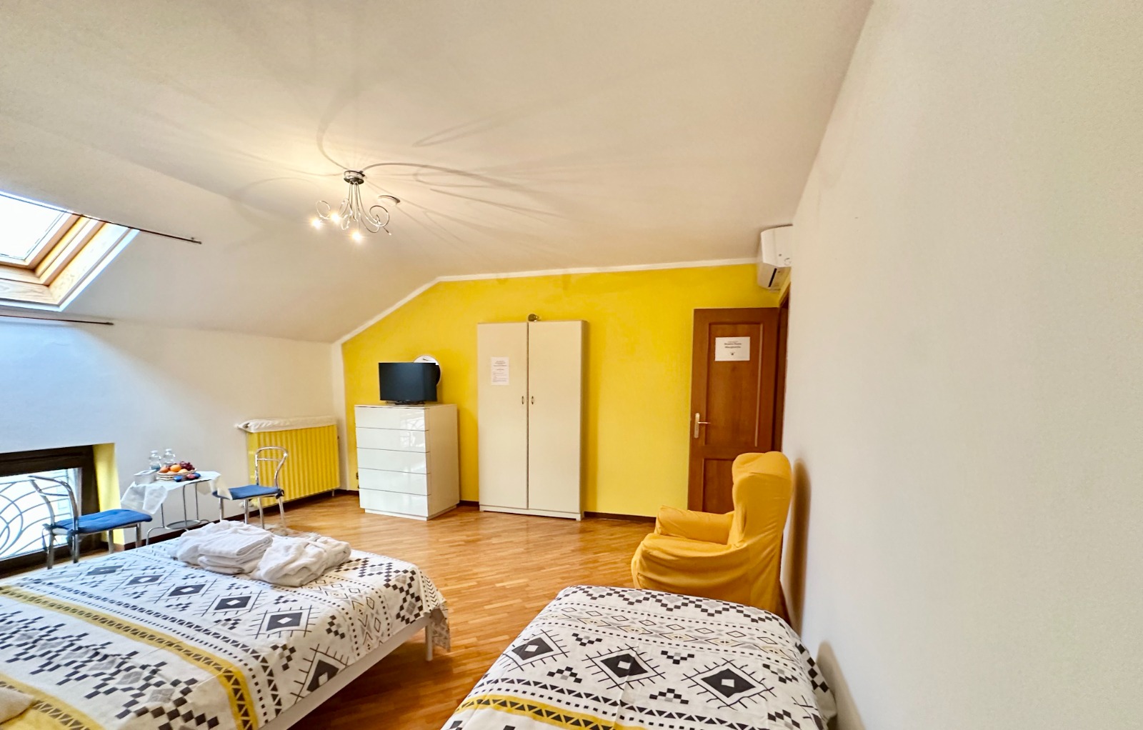 Vista generale della camera Santa Margherita con letto matrimoniale e arredamento elegante