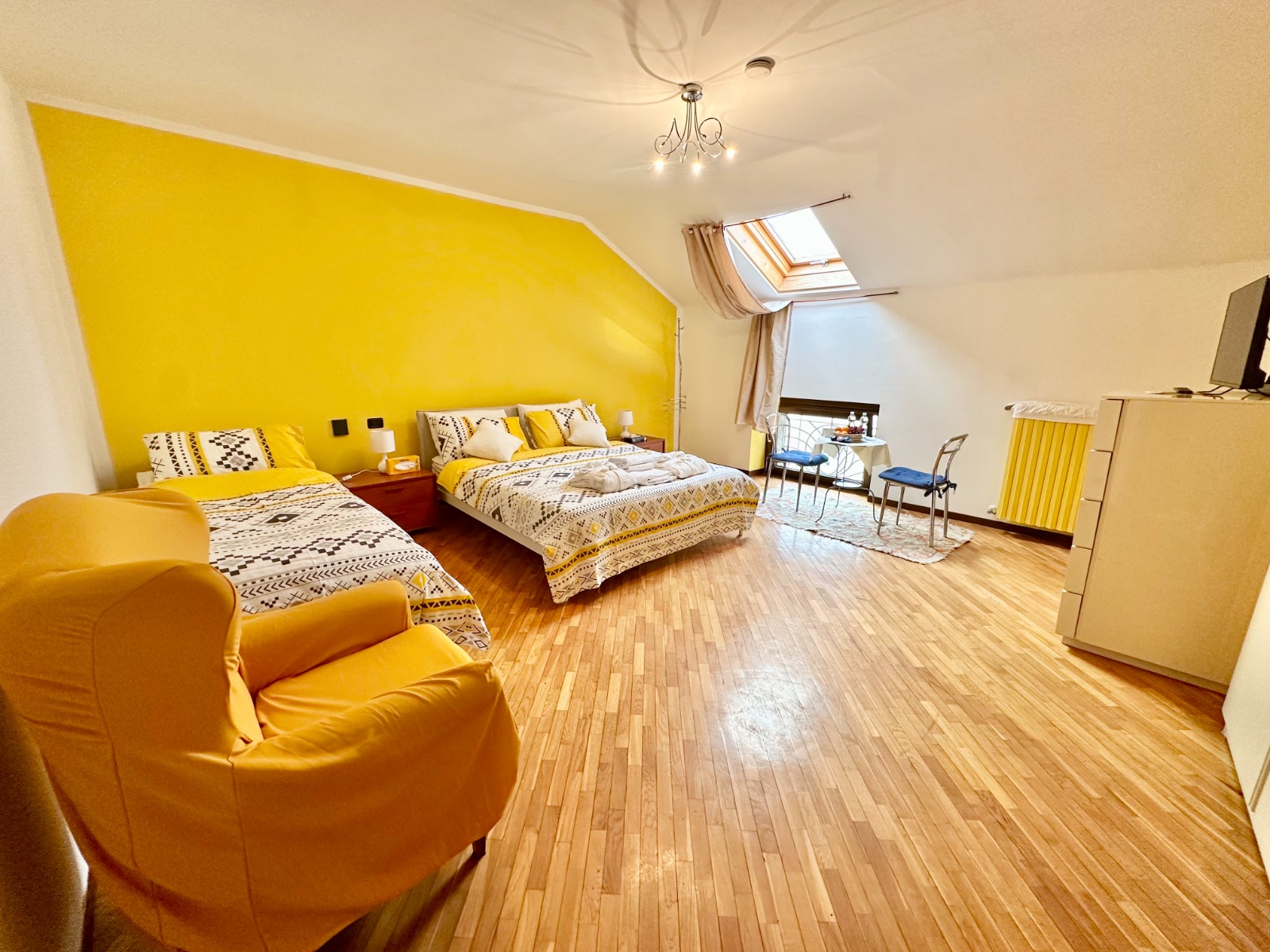 Area relax della camera con poltrona comoda e tavolino per tè e caffè