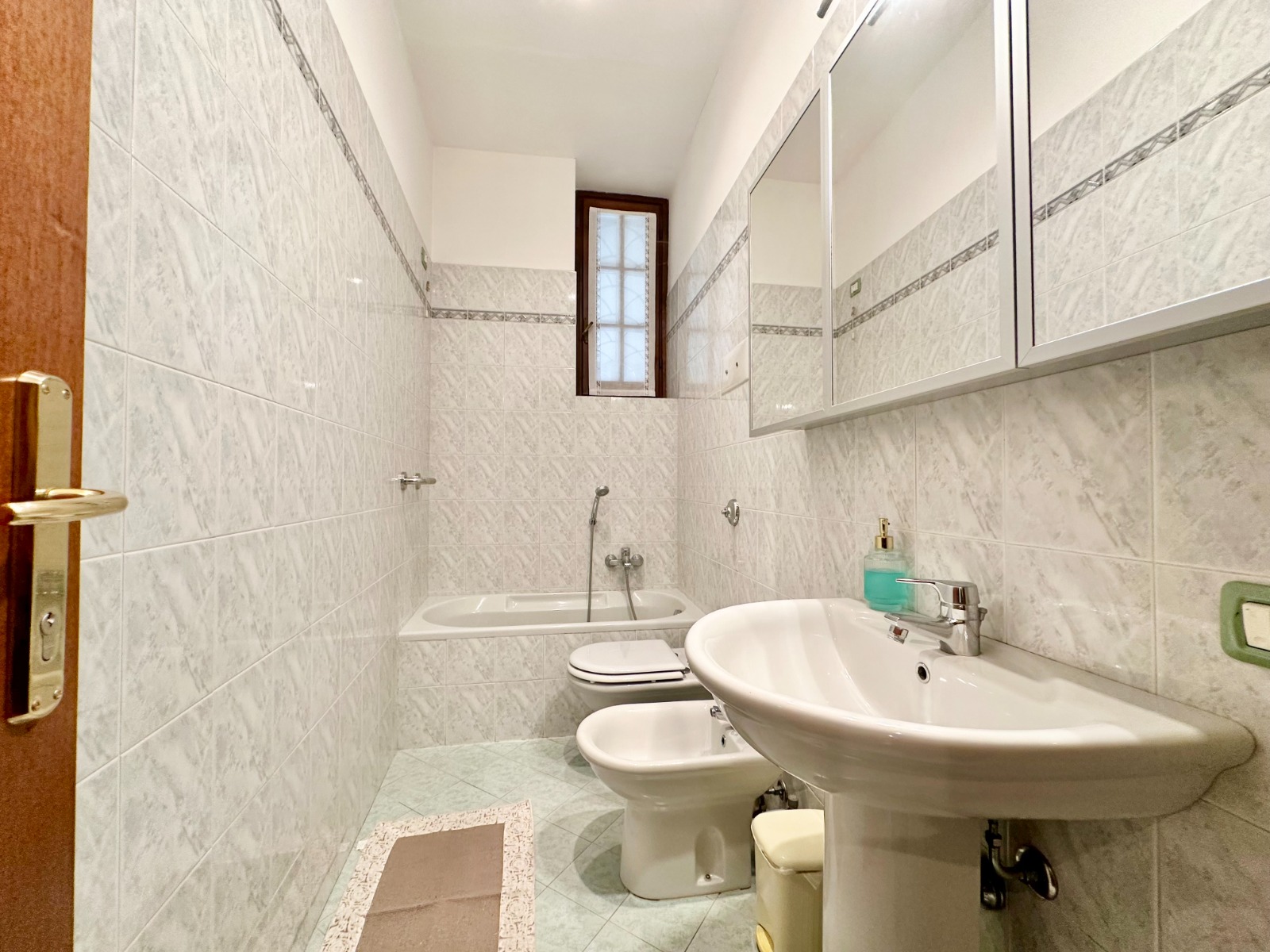 Set di cortesia nel bagno con prodotti locali e asciugamani morbidi